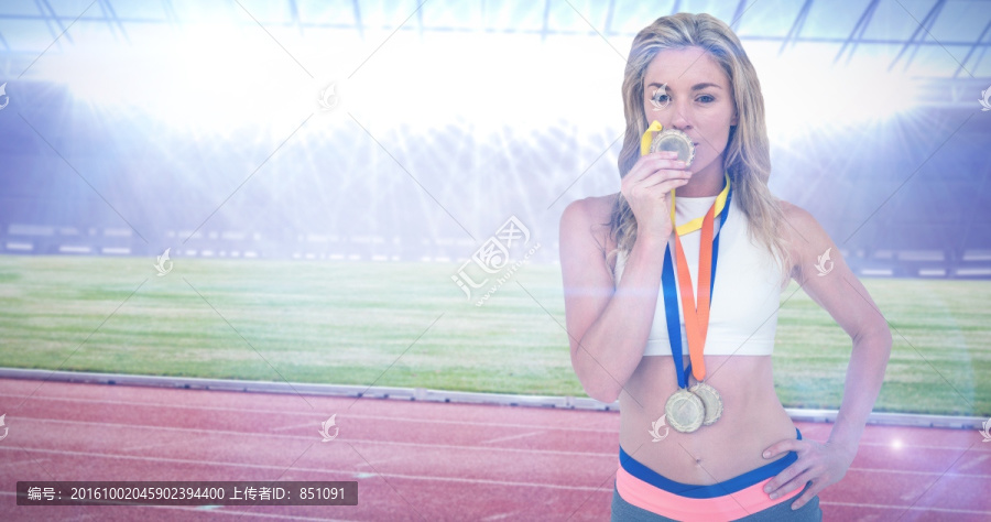 快乐女运动员亲吻她的奖牌