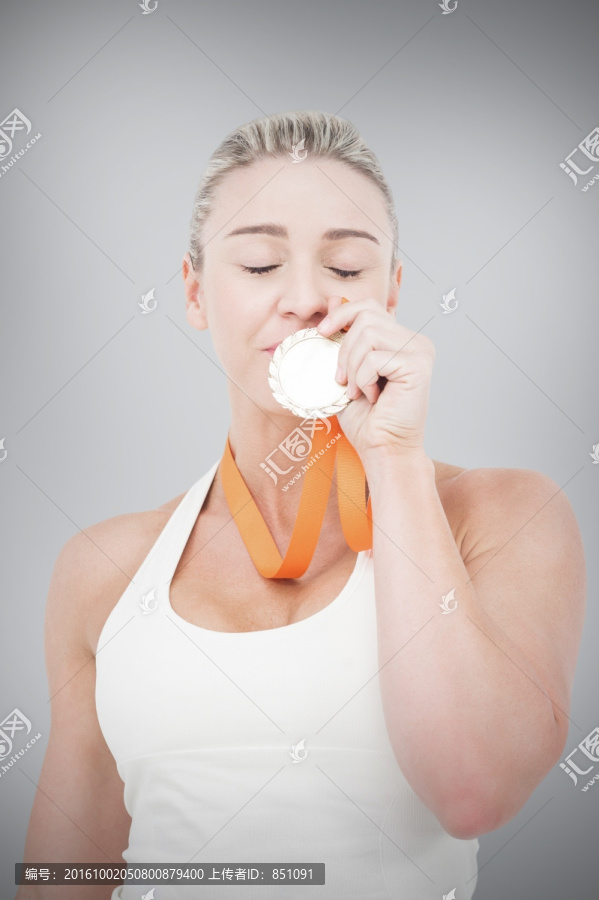 親吻獎牌的運動員