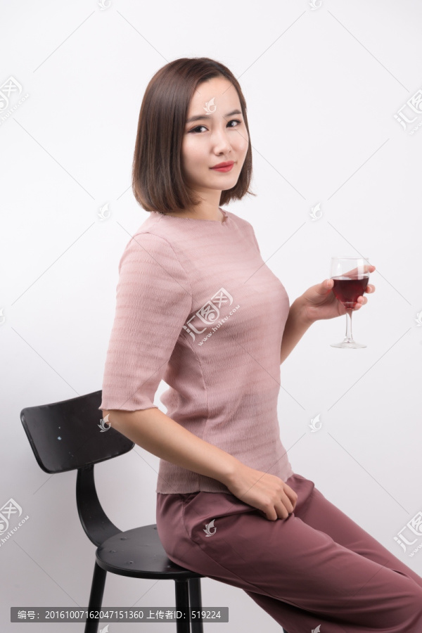 手拿红酒杯的女人