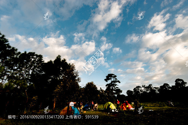 夕阳中帐篷