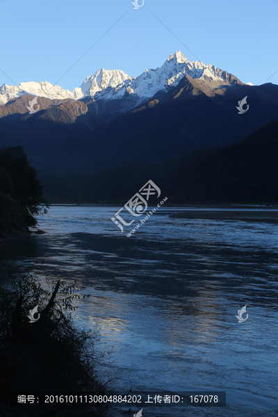 雪山河流