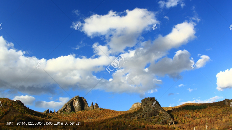 蓝天白云下的喇嘛山