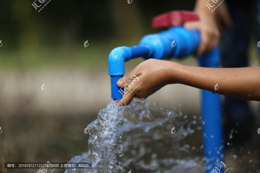 小孩玩水
