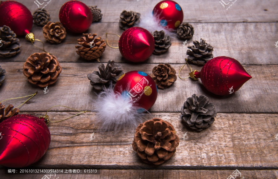 圣诞彩球,松塔,木板,圣诞素材
