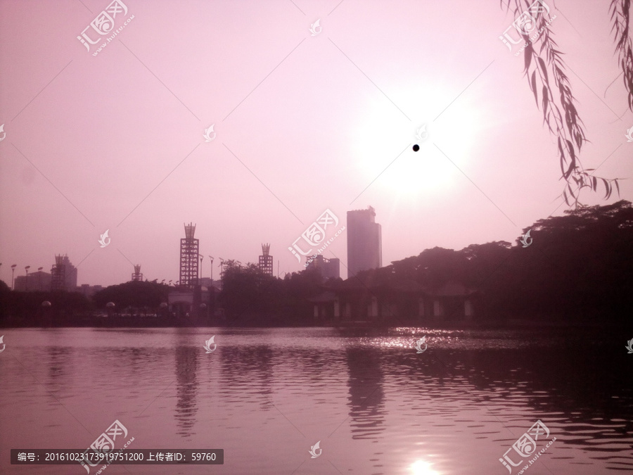 夕阳湖面