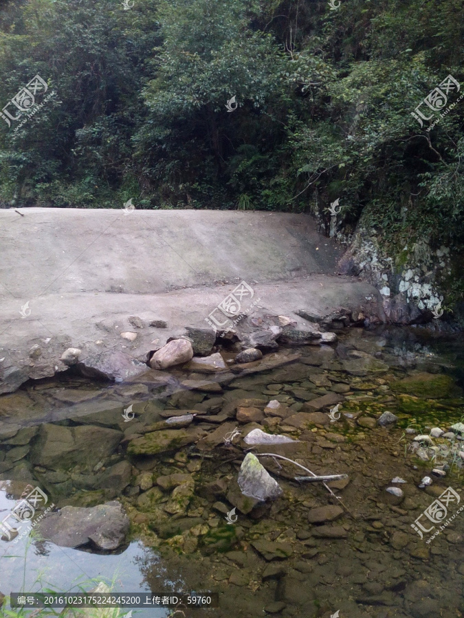 溪中潭水