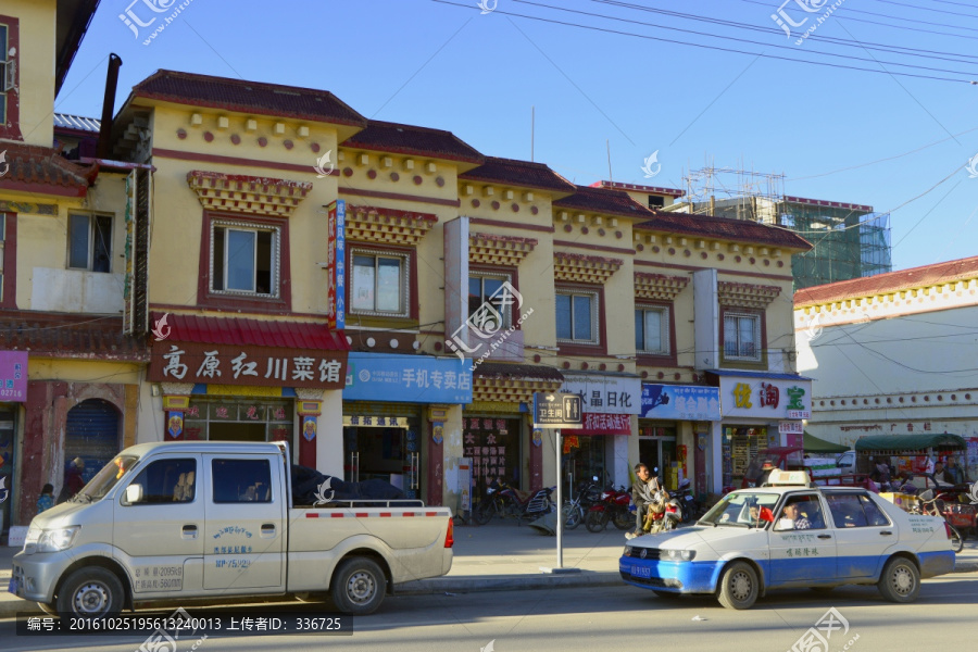 若尔盖县城曙光路,羌藏风格民居
