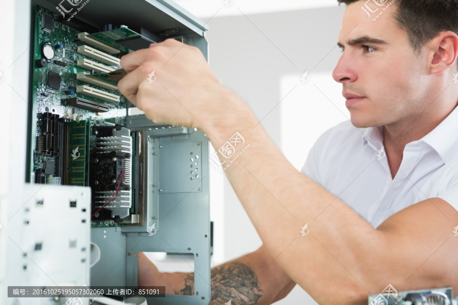 电脑工程师检查电脑