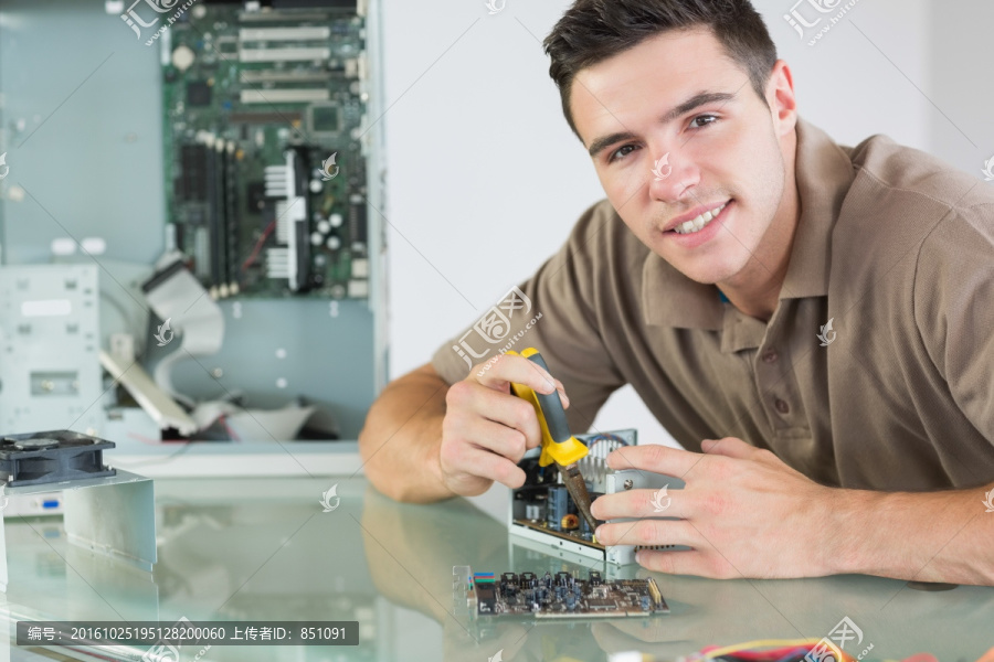 电脑工程师用钳子修复硬件
