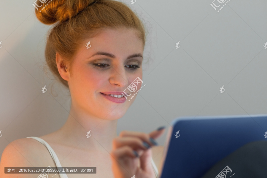 在用平板电脑的女人