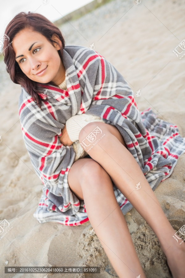 微笑的女人在海滩上
