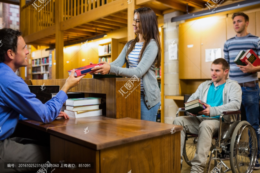 在图书馆柜台前坐轮椅的男人