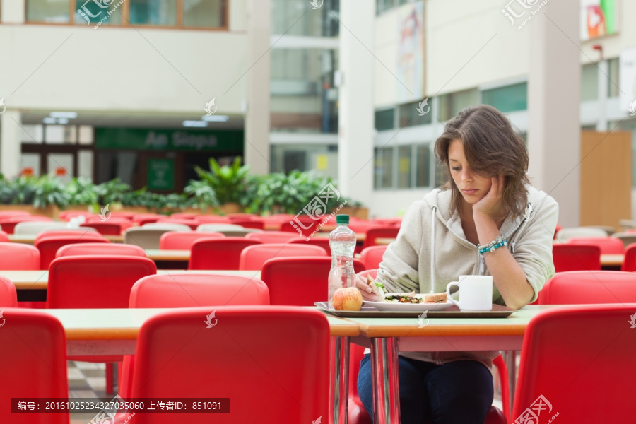 伤心的学生在食堂里吃饭