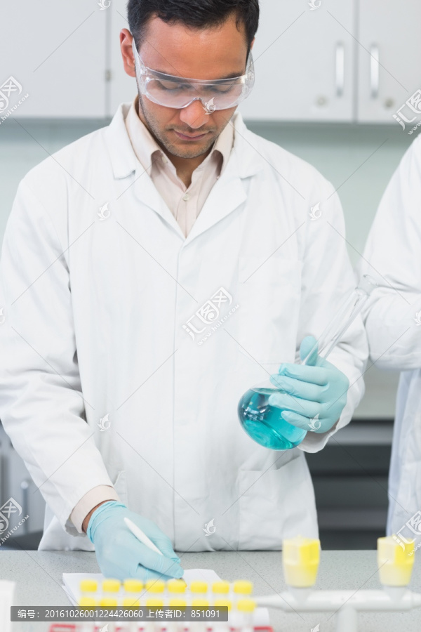 男研究员在实验室里做实验