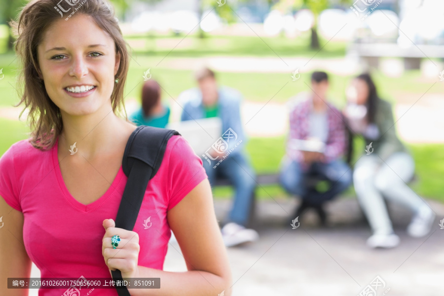 背着书包的女学生