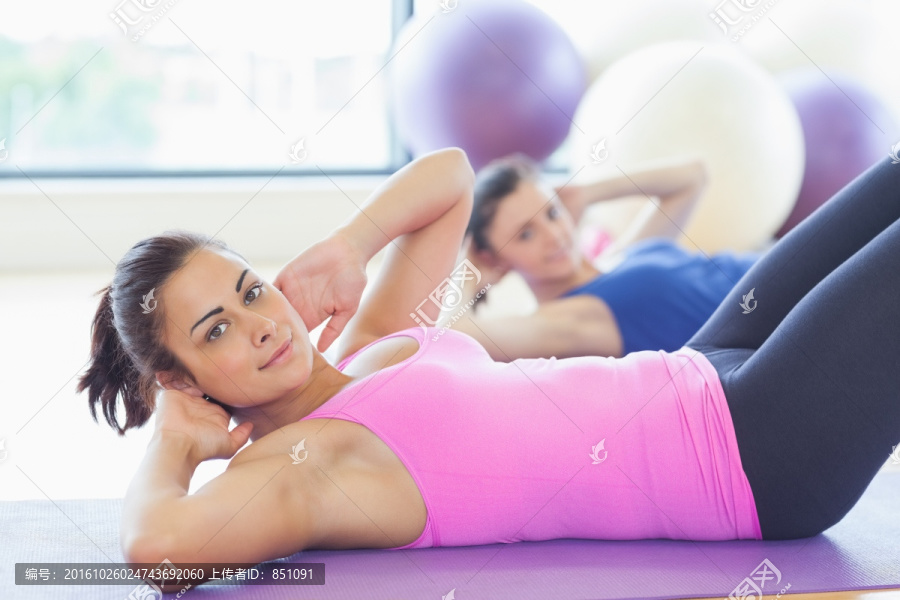 在健身房里做瑜伽的两个女人