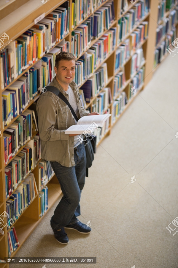站在图书馆里看书的男大学生