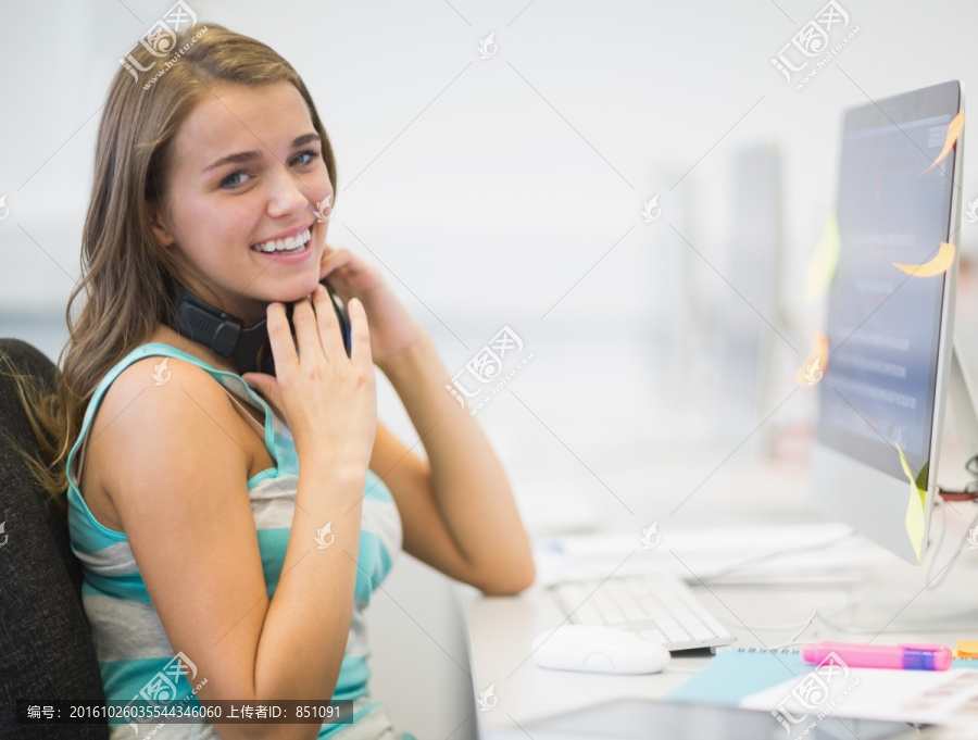 在大学电脑室里学习的的女学生