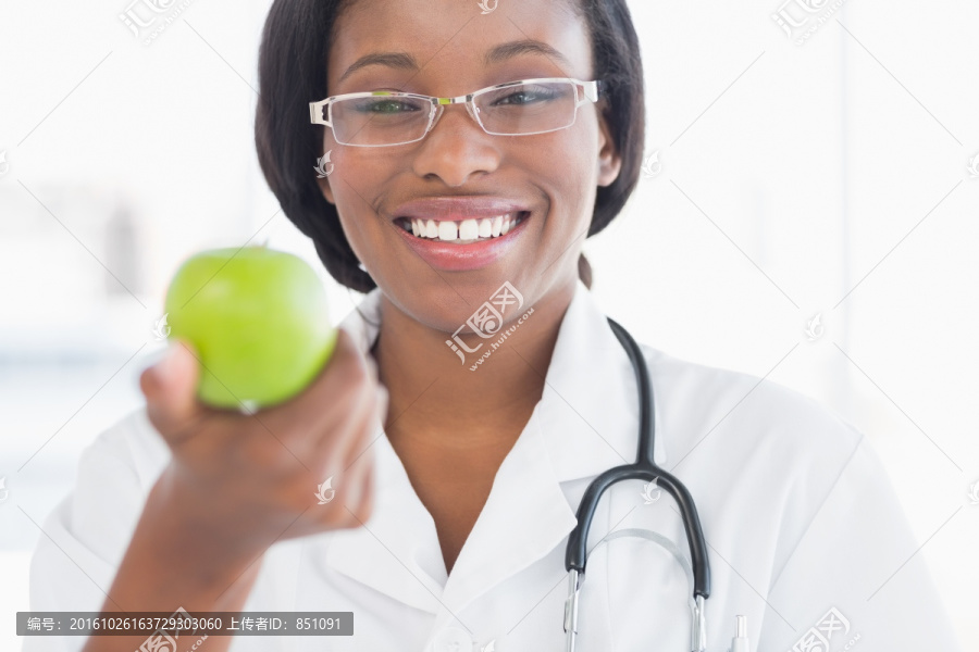 微笑着拿着水果的医生