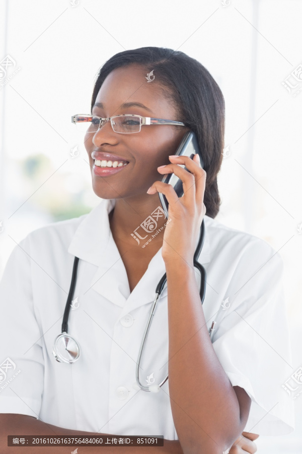 微笑的女医生在医院使用手机