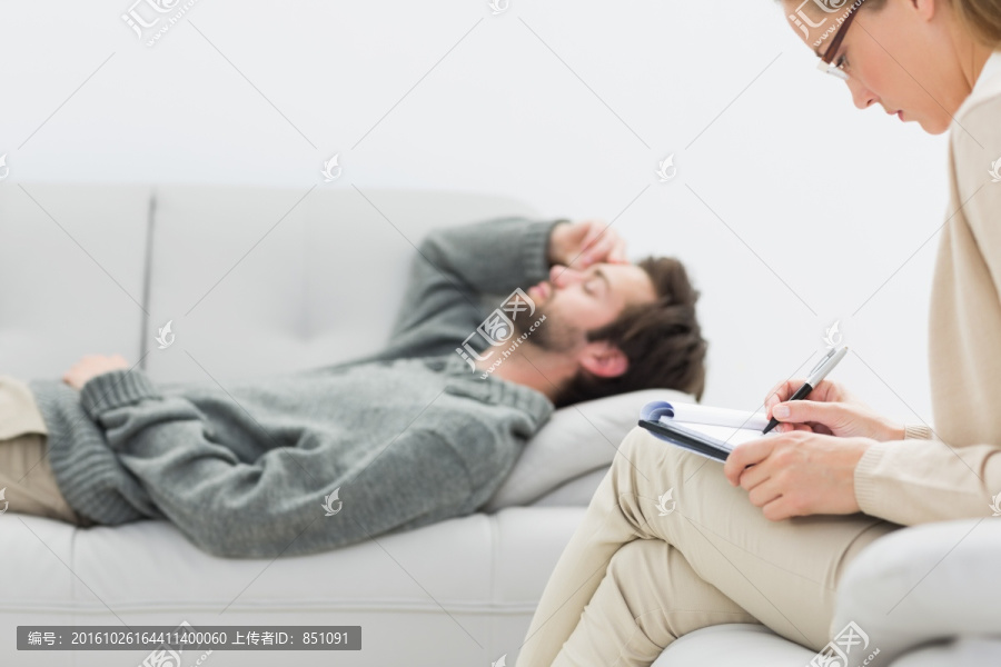 女人和躺在沙发上的男人交谈