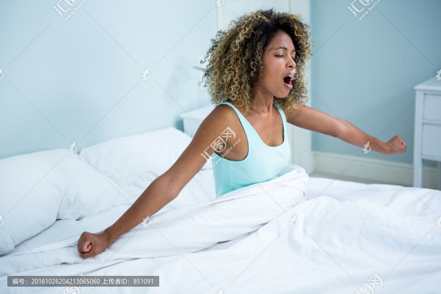 刚醒来的女人坐在床上