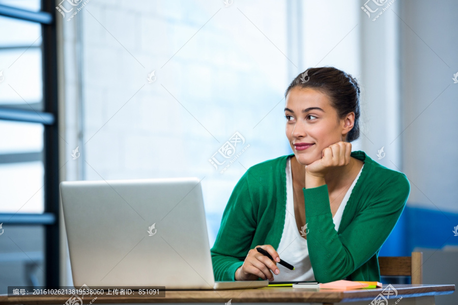 看着笔记本电脑思考的女人