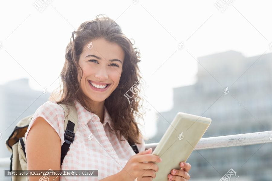女人在阳台上使用平板电脑