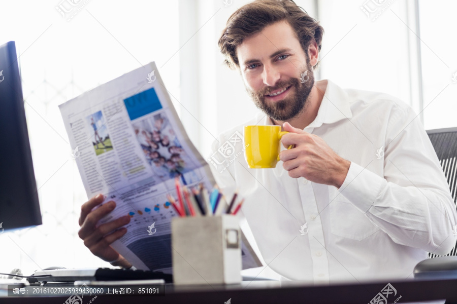 喝着咖啡看着报纸的男人