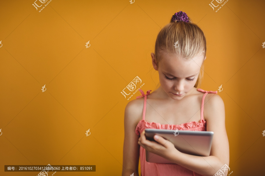 小女孩使用平板电脑