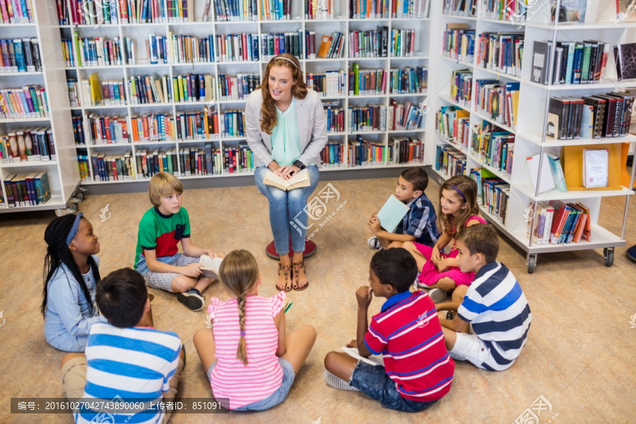 老师给她的学生们看书