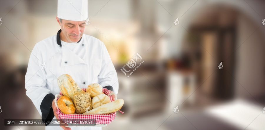 拿着一盘面包的男厨师