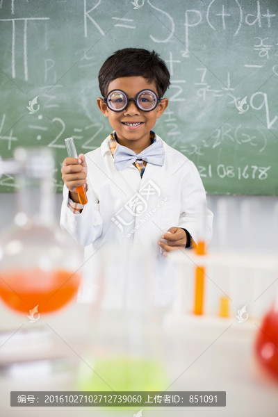小学生在实验室里做化学实验