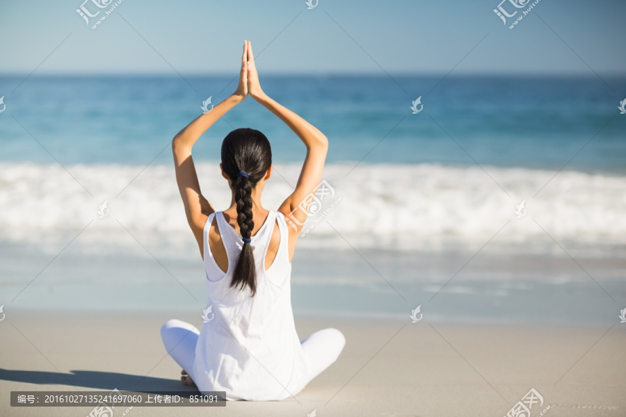 在沙滩上练习瑜伽的女人