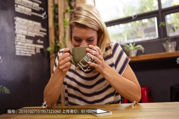 喝热饮料的女人