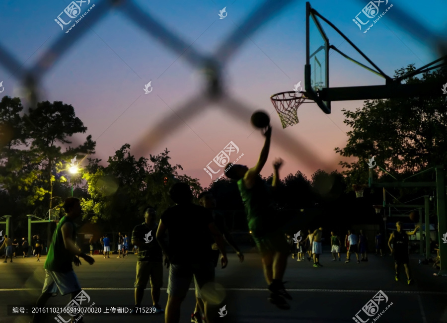 夜晚的校园篮球场