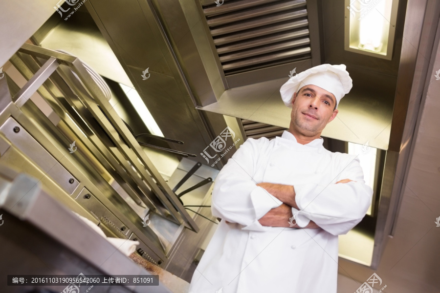 微笑的男厨师抱着双臂