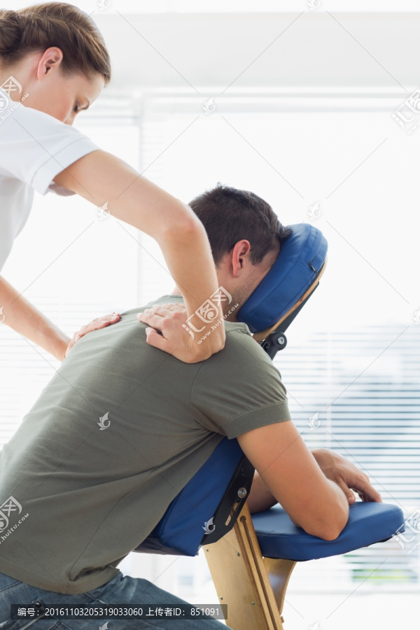 治疗师为病人做背部按摩