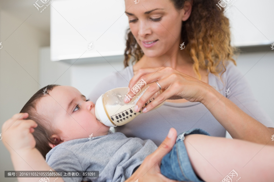 在喂孩子喝奶的母亲