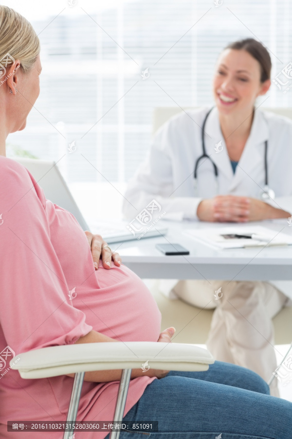 在咨询医生胎儿情况的孕妇