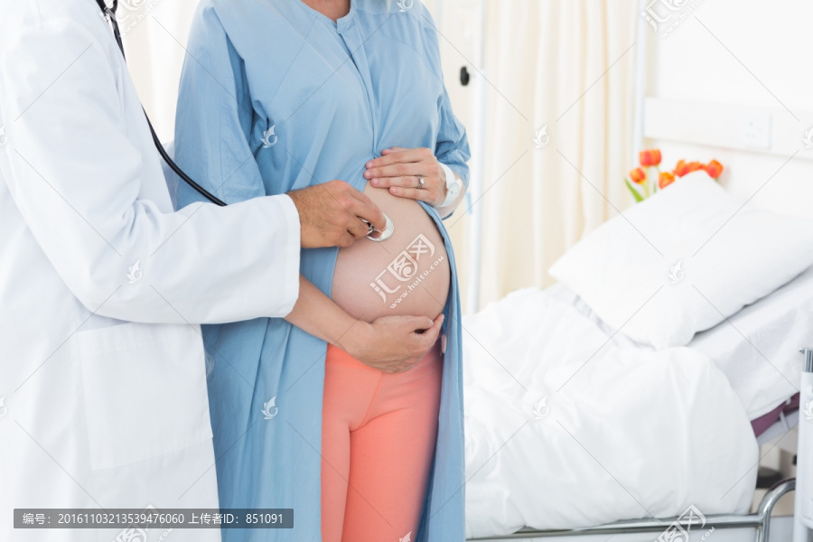在给孕妇坐在检查的医生