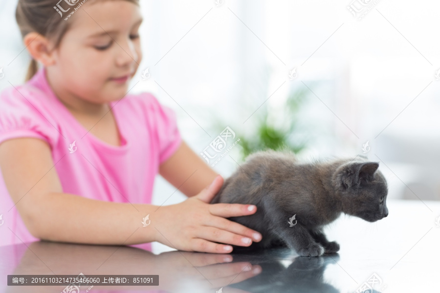 在医院抱着小猫的女孩