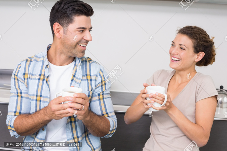 在厨房里一起喝咖啡的夫妇