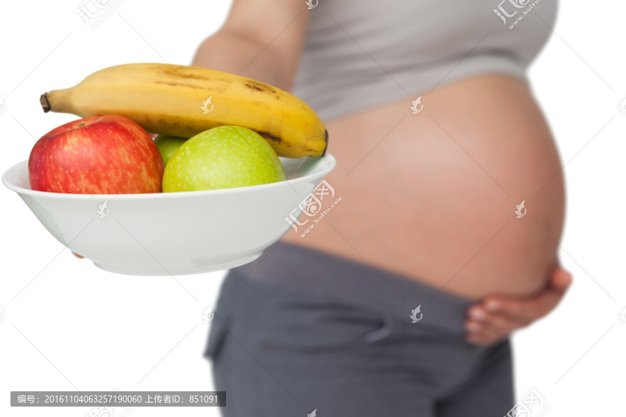 拿著水果的孕婦