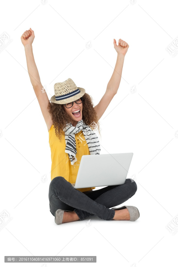 坐着使用笔记本电脑的女人