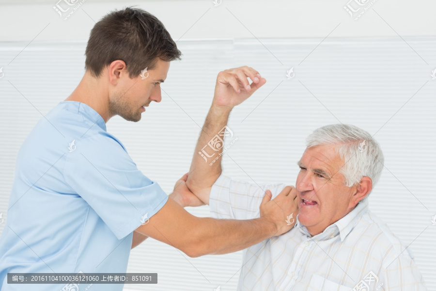 男治疗师协助病人伸展手臂