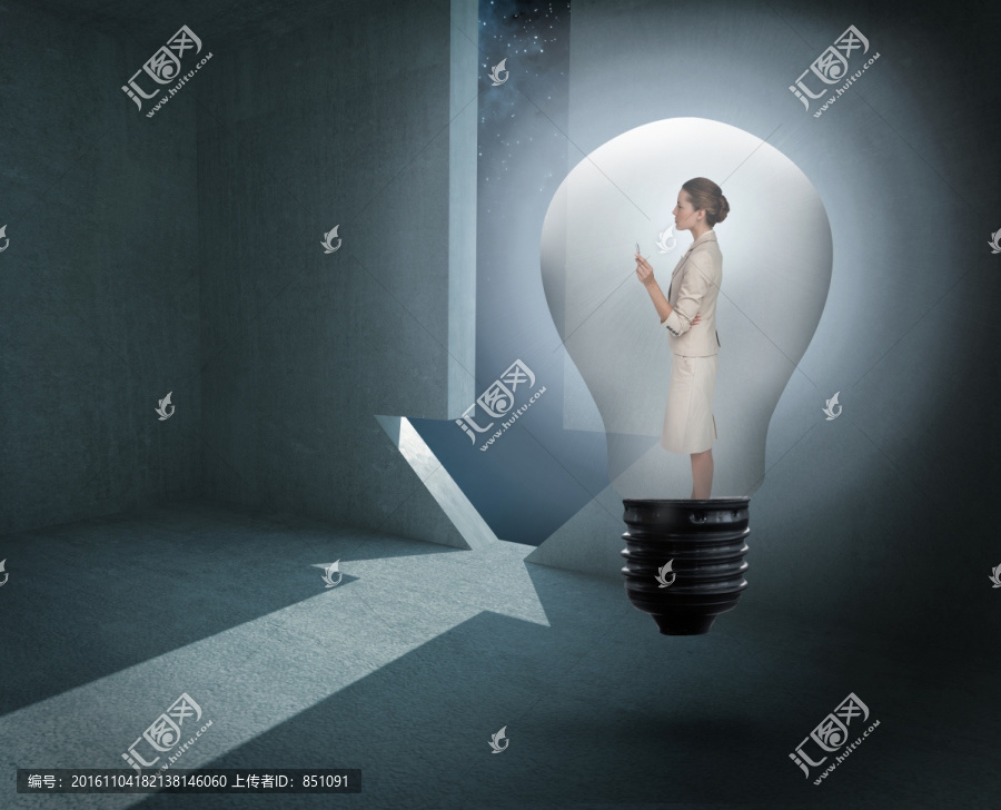 商人站在灯泡上思考的复合形象