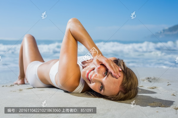 躺在沙滩上的女人