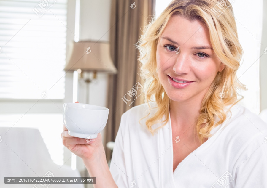 在家中穿浴衣喝咖啡的女人