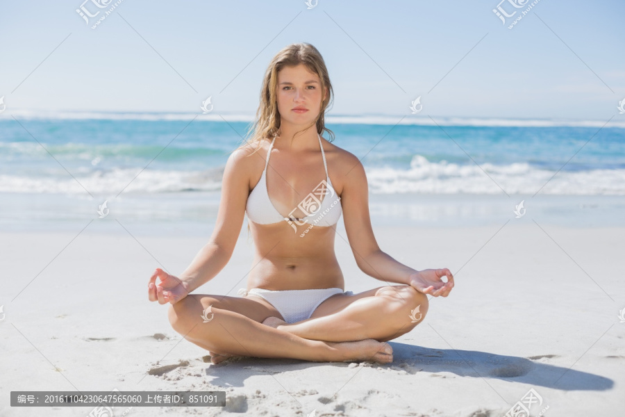 在海边做瑜伽的女人